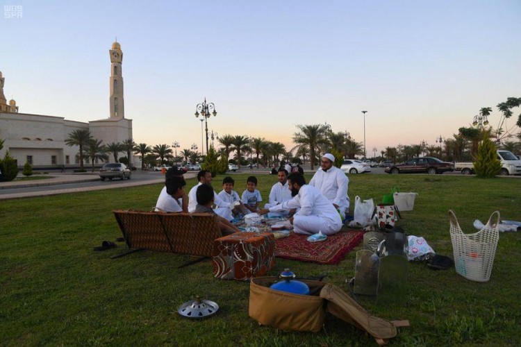 الأجواء المعتدلة تشجع أهالي تبوك على تناول الإفطار في المتنزهات (صور)