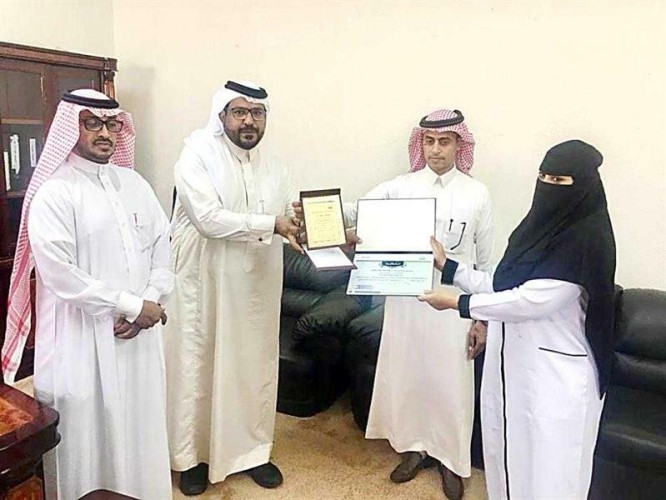 تكريم طبيبة وممرضتين لتوليدهن سيدة داهمها المخاض داخل سيارة بجازان