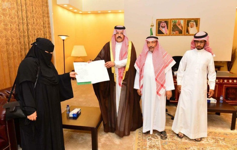 أمير حائل يكرّم الممرضة ساره الرشيدي  التي أسعفت 3 مصابين في حـادث مروري بالمنطقة