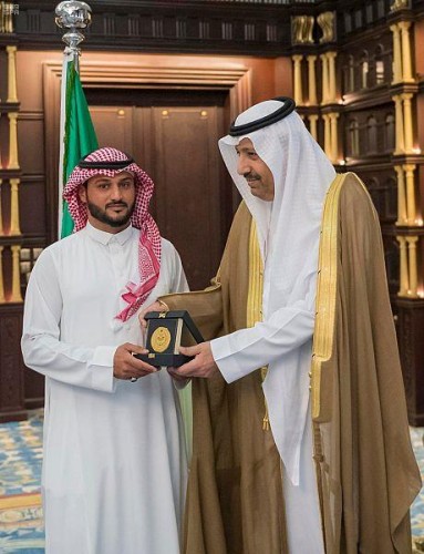 مواطن يساعد رجال الأمن في القبض على عمالة مخالفة تروج المخدرات.. وأمير الباحة يكرمه