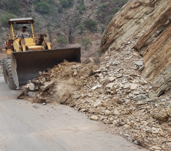 انهيارات صخرية وإغلاقات للطرق بسبب الأمطار على رجال ألمع .. والبلدية تتفاعل