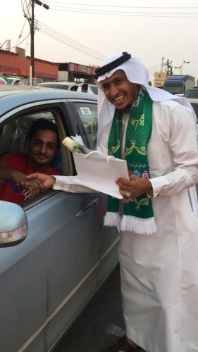 ضمن احتفاليته باليوم الوطني .. مركز النشاط الإجتماعي ببيش العليا يوزع الورود والهدايا على المسافرين