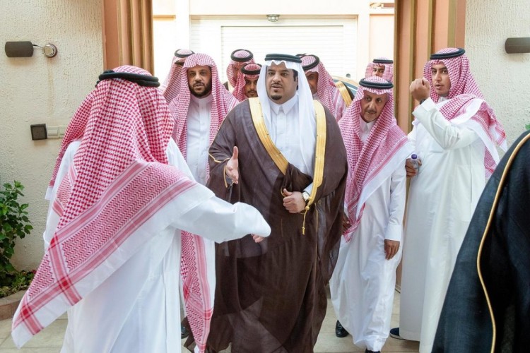 نائب أمير الرياض يقدم العزاء لأسرة آل شيخ