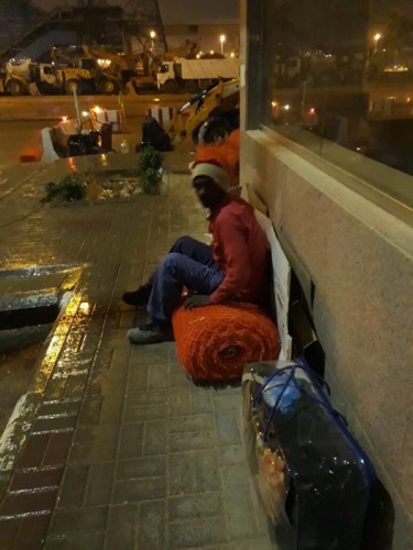 عامل ينام في العراء في أجواء برد قارس بالرياض.. و”العمل” تتدخل