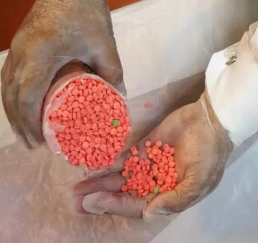 إحباط تهريب أكثر من 26 ألف حبة ترامادول وإمفيتامين في مطار جدة