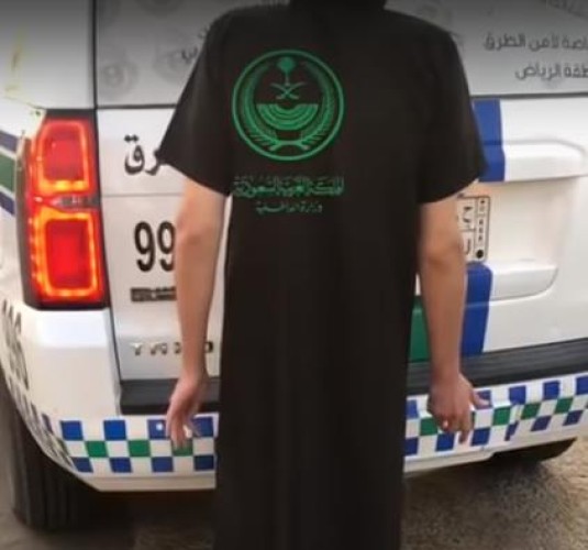 شاهد.. نقطة الضبط الأمني غرب الرياض تطيح بمطلوبين ومواد مخدرة وممنوعات