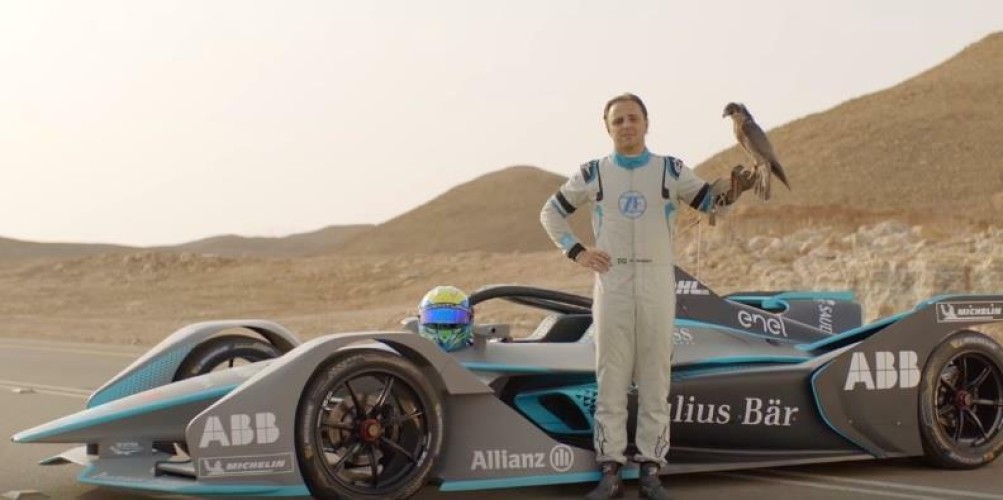 شاهد.. سباق مثير بين صقر الشاهين أسرع كائن حي على وجه الأرض وسيارة “فورمولا” بالمملكة