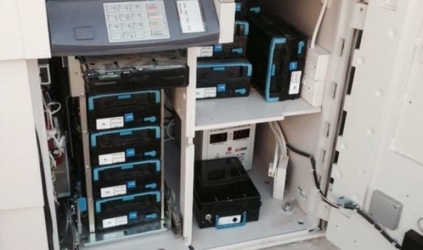 الإطاحة بأفراد عصابة سرقوا أموالًا من 15 جهاز صراف آلي في ثلاث مناطق