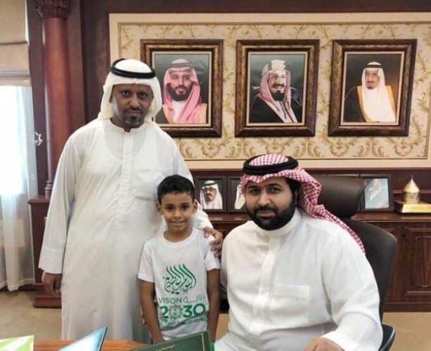 نائب أمير جازان يحقق رغبة ابن أحد شهداء الحد الجنوبي ويهديه سيارة وآيفون