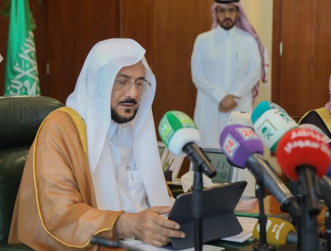 وزير الشؤون الإسلامية يدشن تطبيق مصحف المدينة النبوية