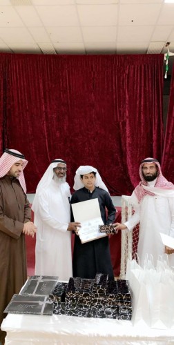 إدارة ثانوية الشيخ محمد بن عبدالوهاب بالحرس الوطني بالأحساء تكرم ٣٠ طالباً و ٦ معلمين