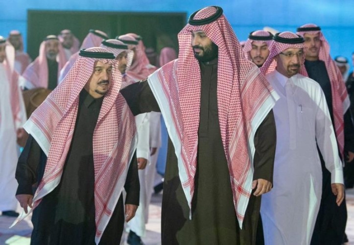 شاهد.. ولي العهد يخلع بشته فور رؤيته أمير الرياض ويقبل كتفه احتراماً له