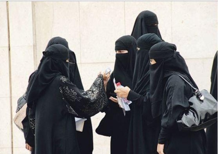 “العمل” تحظر عمل النساء في 17 نشاطاً صناعياً.. تعرف عليها