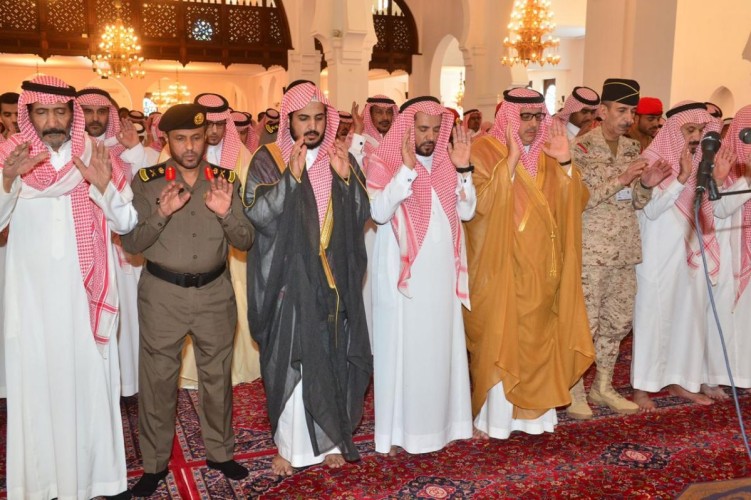 وكيل إمارة الرياض ينقل تعازي القيادة لأسرة الشهيد الحارثي