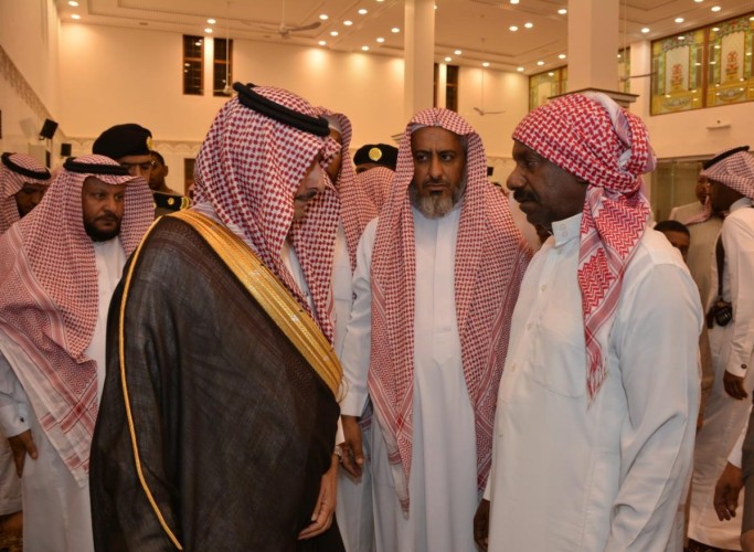 محافظ محايل ينقل تعازي القيادة لذوي الشهيد الجندي أول عسيري .