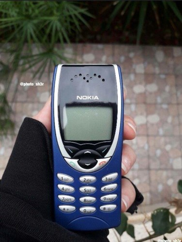 عبارة عن جوال “نوكيا 8210”.. هدية تصل لسيدة فلسطينية بعد 18 عاماً بسبب الاحتلال الإسرائيلي (صور)