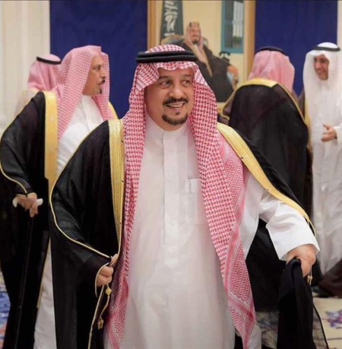 تعانقا في قصر الحكم.. أمير الرياض ينهي خلافاً حاداً بين شقيقين