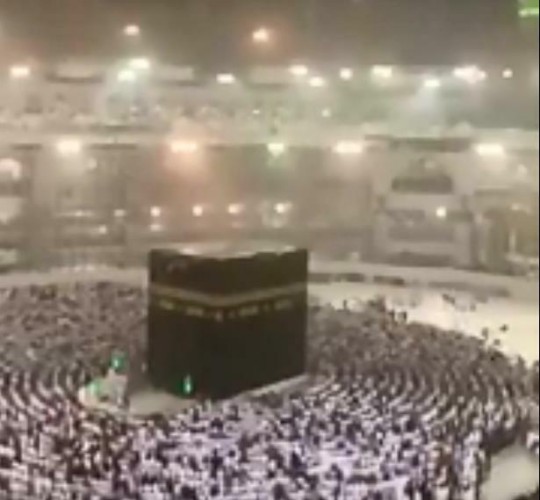شاهد.. صلاة الفجر بالحرم المكي تحت الأمطار