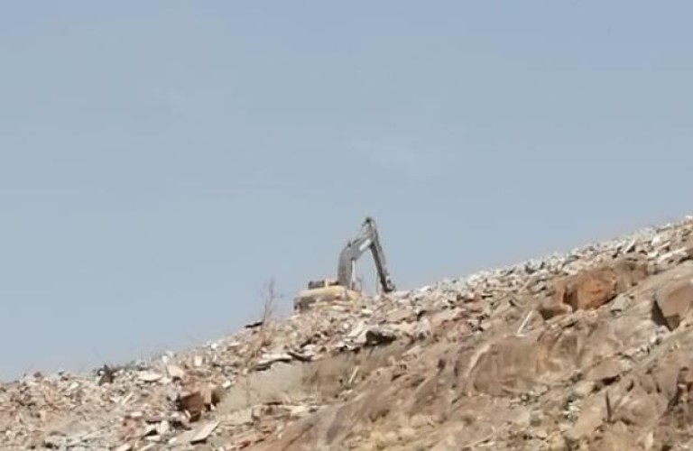 “هيئة تطوير مكة” تنفي شائعة “المنزل المسكون” الذي عجزت الآليات عن إزالته في النكاسة (فيديو)