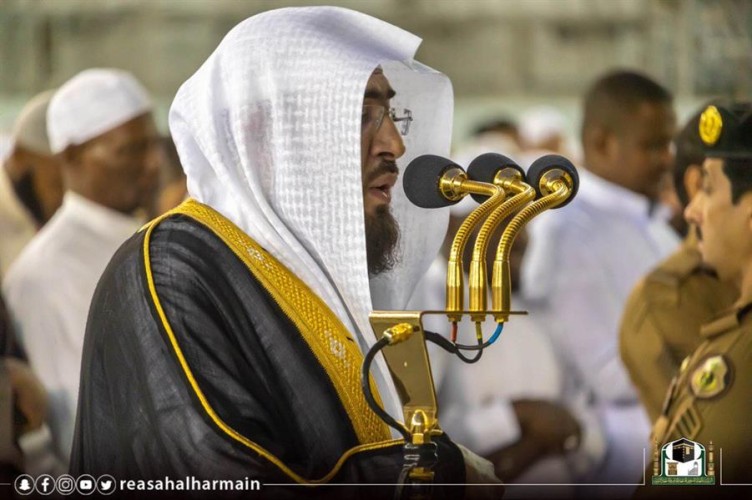 بالفيديو والصور.. المصلون يؤدون صلاة الخسوف بالمسجد الحرام