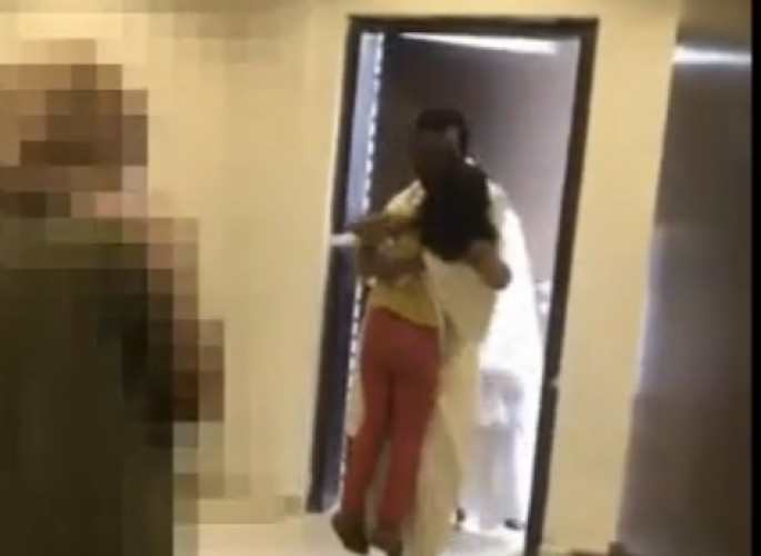 طفلة تائهة في الحج تلتقي بوالدها .. فرحة عارمة ومشاعر مؤثرة (فيديو)