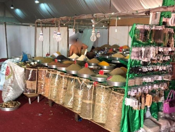 بعد تداول صورة لبائع شبه عارٍ.. بلدية المظيلف تغلق المحل وتعد بمعاقبة العامل