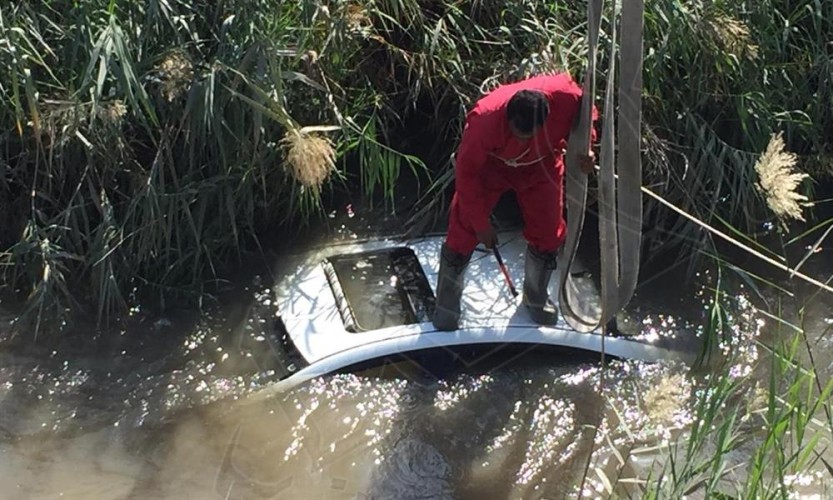 بالصور.. فتحة سقف تنقذ حياة شاب من الموت غرقاً بعد سقوط سيارته في مصرف زراعي بالأحساء