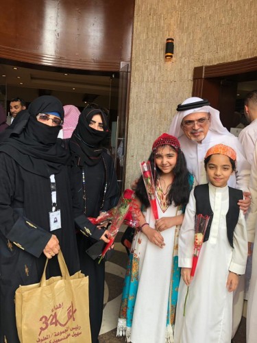 استقبال حجاج مصر بالورد والهدايا