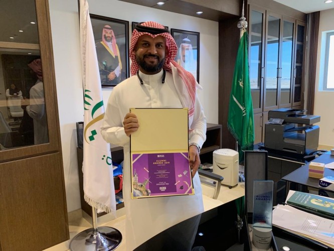 السفير البريطاني يتوج الدكتور وليد السالم لحصوله على جائزة الإنجاز المهني