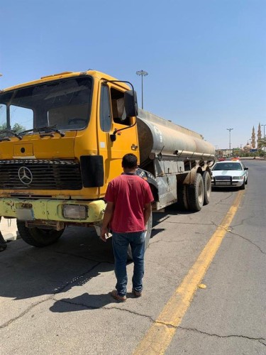 مرور الشمالية يضبط قائد شاحنة عكَس السير وقطع الإشارة (صور)