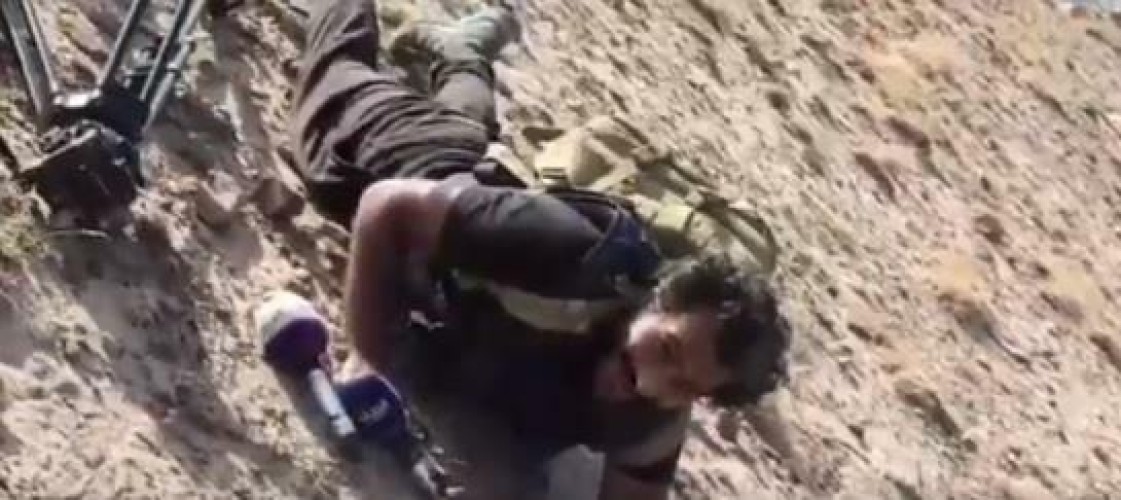 “العربية” تنشر فيديو لمحاولة استهداف قناص لمراسلها في اليمن