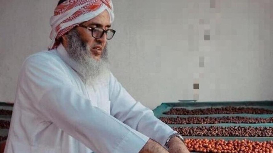 سعودي يترك مهنة التدريس ويتفرغ لزراعة وبيع القهوة.. تعرّف على قصته (صور)