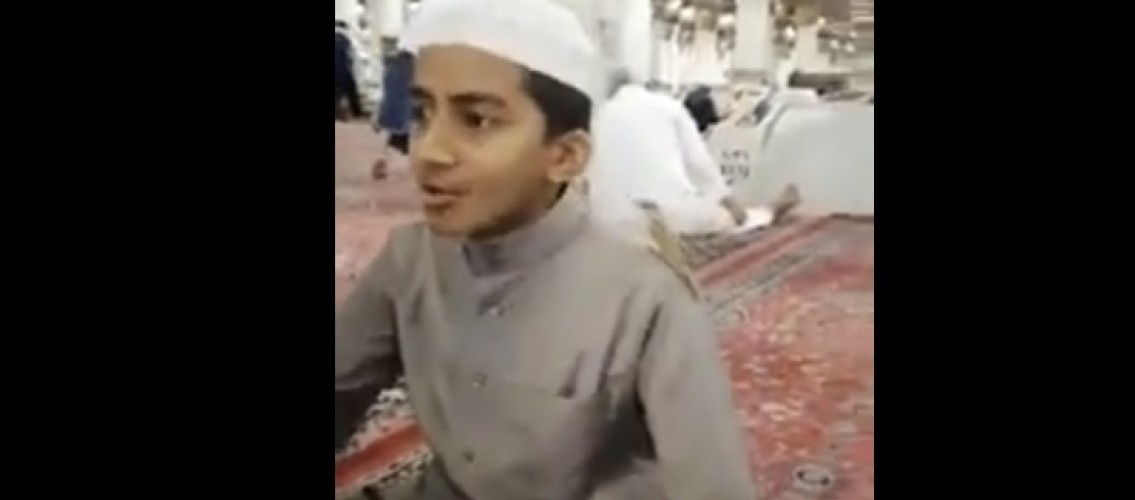 «عصفور» يستريح على كتف طفل أثناء تلاوته القرآن في المسجد النبوي (فيديو)