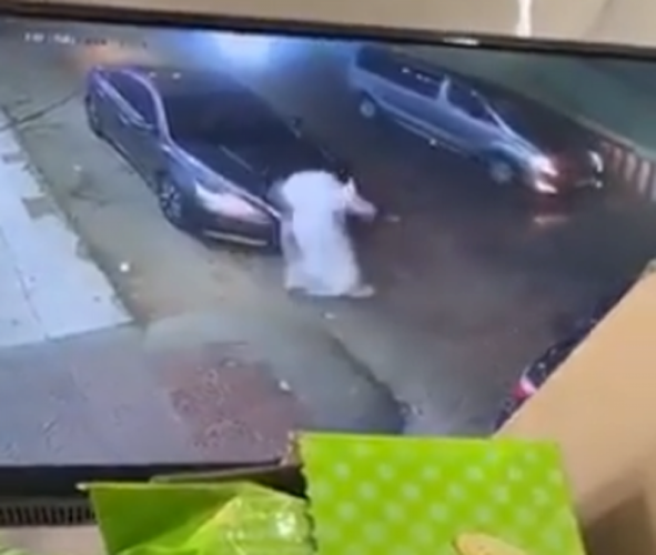 فيديو سرقة سيارة في الرياض بسبب خطأ من مالكها.. ونجاته من الدهس
