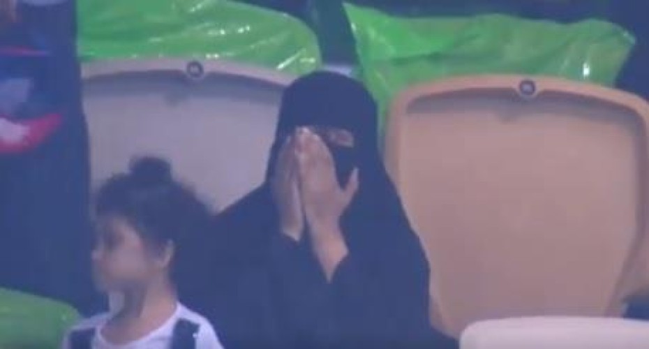 سيدة تتفاجأ باختيار الكاميرا لها للفوز بسيارة في “الجوهرة”.. وآل الشيخ: فرحتها بالدنيا عندي