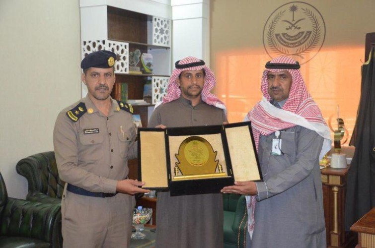 محافظ العلا يكرم المواطن إبراهيم البلوي