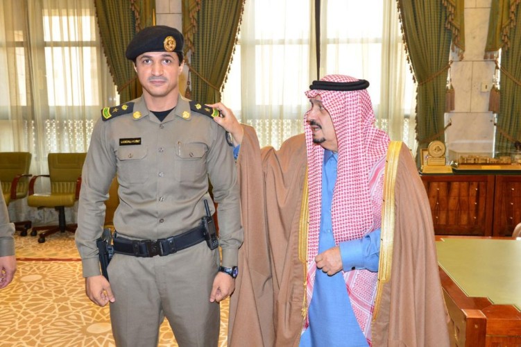 أمير منطقة الرياض يقلد عدداً من الضباط رتبهم الجديدة