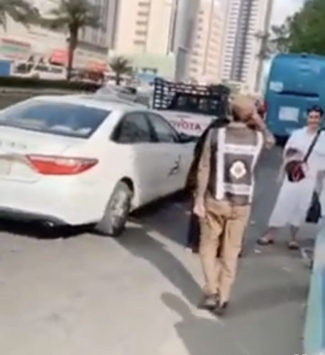 فيديو مؤثر.. رجل أمن يُلقي التحية العسكرية على أمه ويقبل كفيها بالمشاعر المقدسة