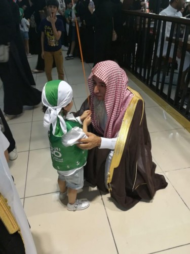 *ابتسامة عضو بهيئة الأمر بالمعروف تعانق فرحة طفلة باليوم الوطني ال٨٨ للمملكة*