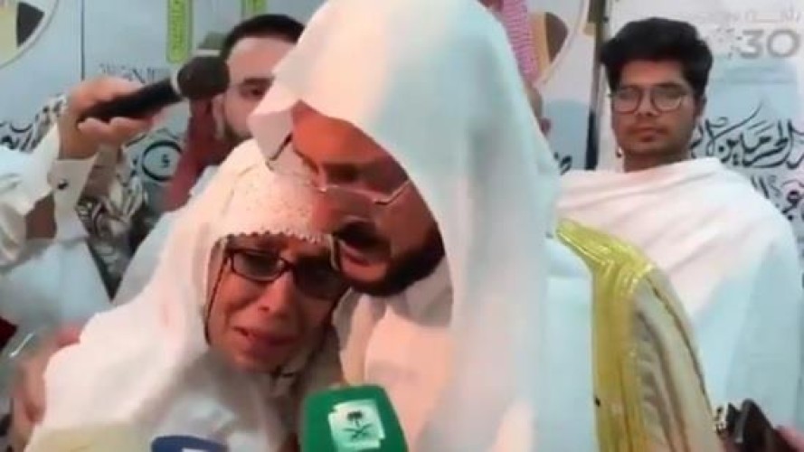 فيديو.. آل الشيخ يتأثر لبكاء حاجة نيوزيلندية ويقبّل رأسها