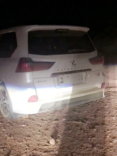 مصادر: الجهات الأمنية تطيح بسارقي الـ”لكزس” من على سطحة تحت تهديد السلاح في الرين