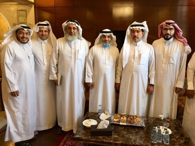 أمير عسير يطمئن على “المحجاني” بعد إجرائه عملية جراحية