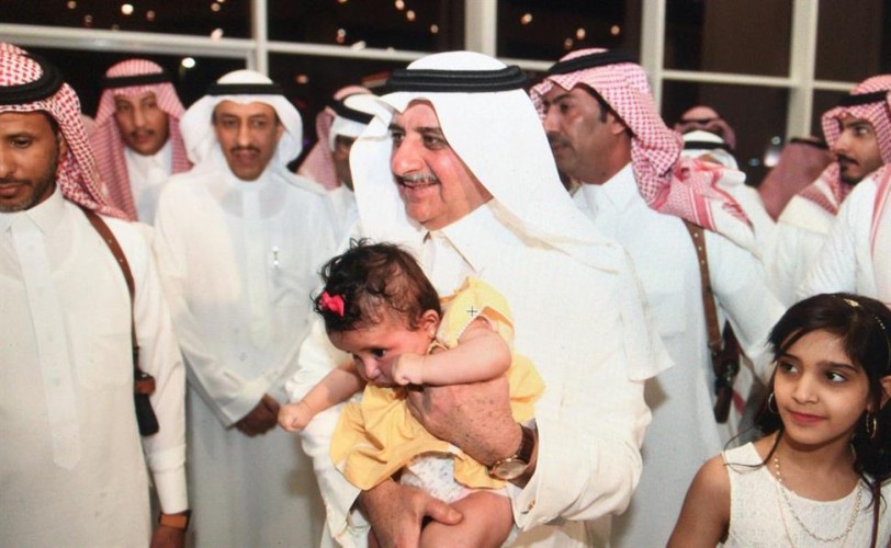 فيديو وصور.. أمير تبوك يتجول في مركز تجاري ويلتقط الصور مع المتسوقين