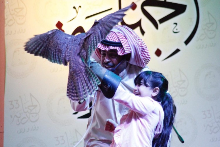 أكاديمية لتعليم “صيد الصقور” بـ”الجنادرية 33″