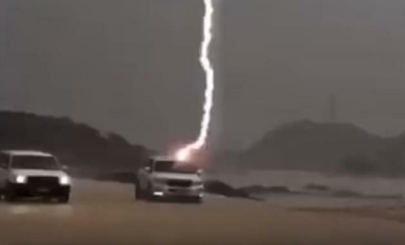 فيديو يوثق صاعقة تضرب سيارة في وادٍ بمكة.. وصاحبها يحكي ما حدث