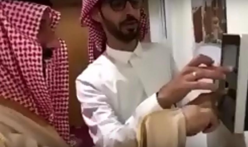 شاهد.. أمير نجران يبصم على جهاز رصد الحضور والانصراف المربوط بهيئة الرقابة والتحقيق