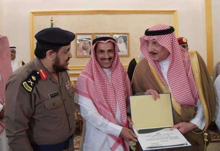 الأول أنقذ أسرة من حريق والآخر انتشل طفلاً من بئر .. أمير جازان يكرِّم “بطلَيْن”