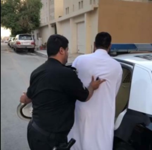 بالفيديو.. لحظة القبض على معالج شعبي امتهن الحجامة بأدوات غير مرخصة وبدائية