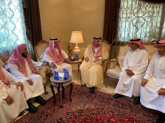 أمير منطقة الرياض يقدم العزاء في وفاة الشيخ محمد آل الشيخ