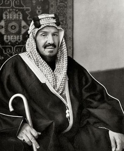 فيديو نادر .. الملك المؤسس يلقي كلمة قبل أكثر من 80 عاماً وبجانبه خادم الحرمين في طفولته